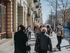 Łódź. Łódź nie tęskni za zimą! Tłumy Łodzian spacerowały po Piotrkowskiej i Parku Staromiejskim
