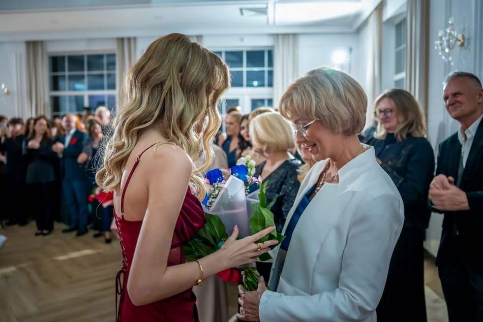 Łódź. Studniówka IV LO w Łodzi. Kreacje, które zapierały dech i radość na twarzach młodzieży