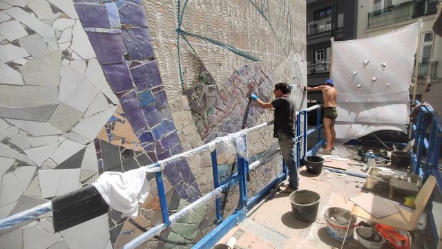 Ogromna ceramiczna mozaika powstaje przy Struga. Zobacz artystów przy pracy! [ZDJĘCIA]