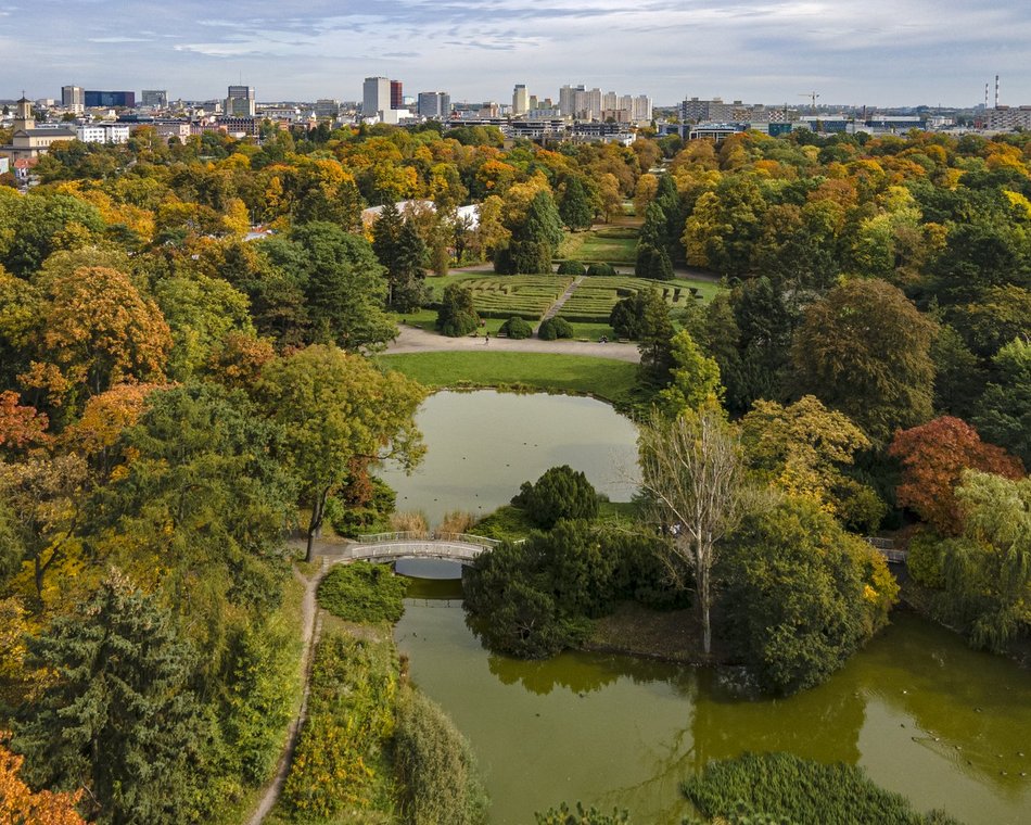 Park Poniatowskiego w jesiennych barwach. Baśniowy krajobraz w centrum miasta