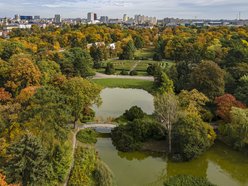 Park Poniatowskiego w jesiennych barwach. Baśniowy krajobraz w centrum miasta