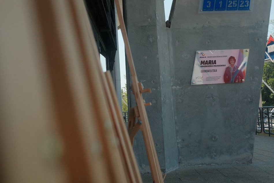 Łódź. Wybitna lekkoatletka i olimpijka uhonorowana! W Atlas Arenie odsłonięto pamiątkową tablicę