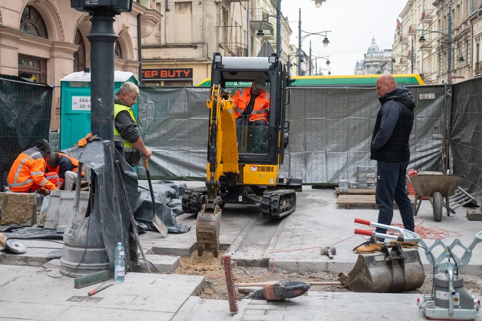 Łódź. Ruszył montaż słupków na Piotrkowskiej