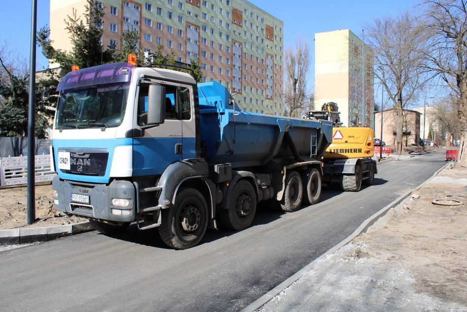 Remonty ulic w Łodzi po zimowej przerwie. Drogowcy wrócili i pracują pełną parą