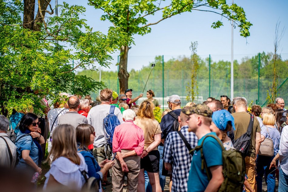 grupa ludzi spaceruje w naturze