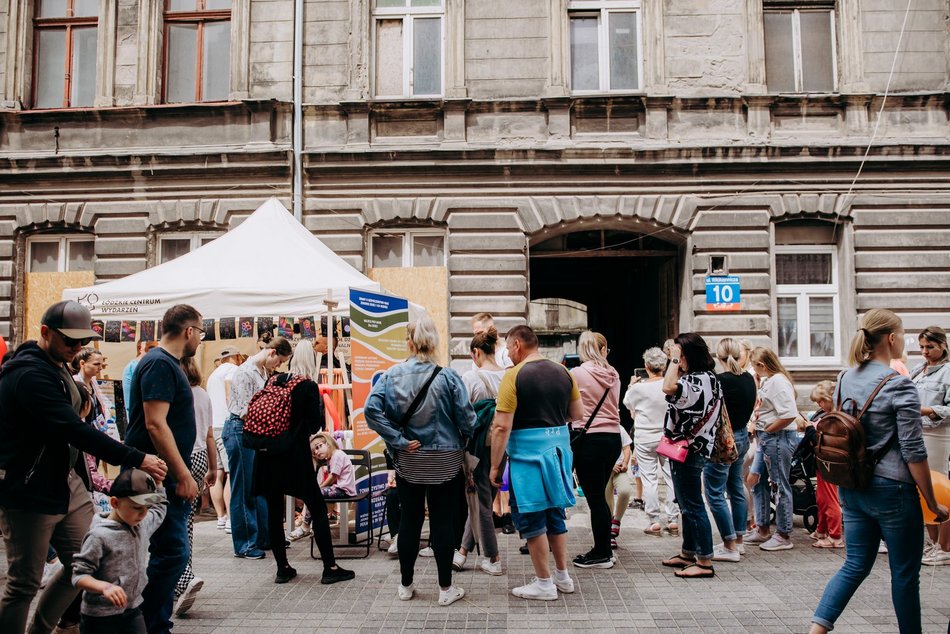 dzieci podczas zabawy