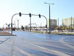 Łódź. Leją asfalt na Rondzie Broniewskiego w Łodzi! Remont Śmigłego-Rydza i Niższej zbliża się do końca!