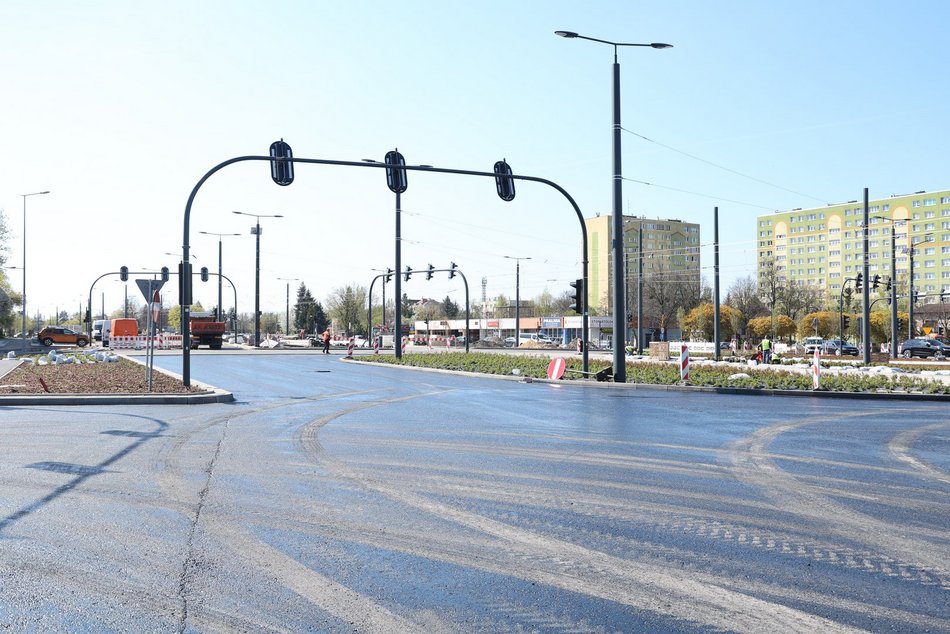 Łódź. Leją asfalt na Rondzie Broniewskiego w Łodzi! Remont Śmigłego-Rydza i Niższej zbliża się do końca!