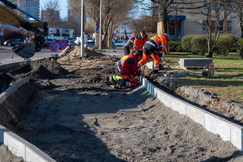 Łódź. Remont Bartoka w Łodzi. Jest już pierwsza warstwa jezdni, trwa budowa parkingów i chodników