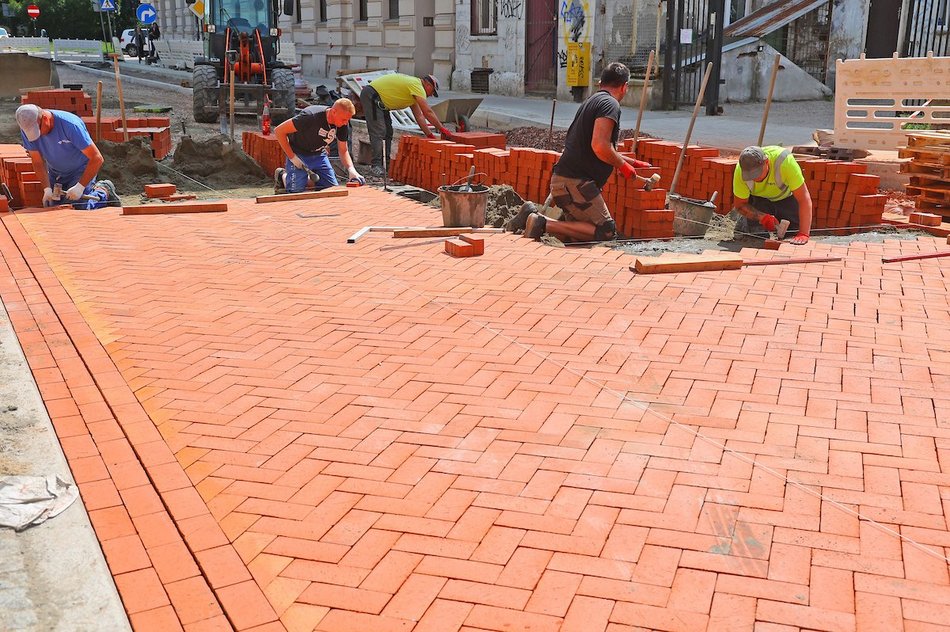 Łódź. Remont Jaracza w Łodzi. Są nowe chodniki, trwa układanie kostki