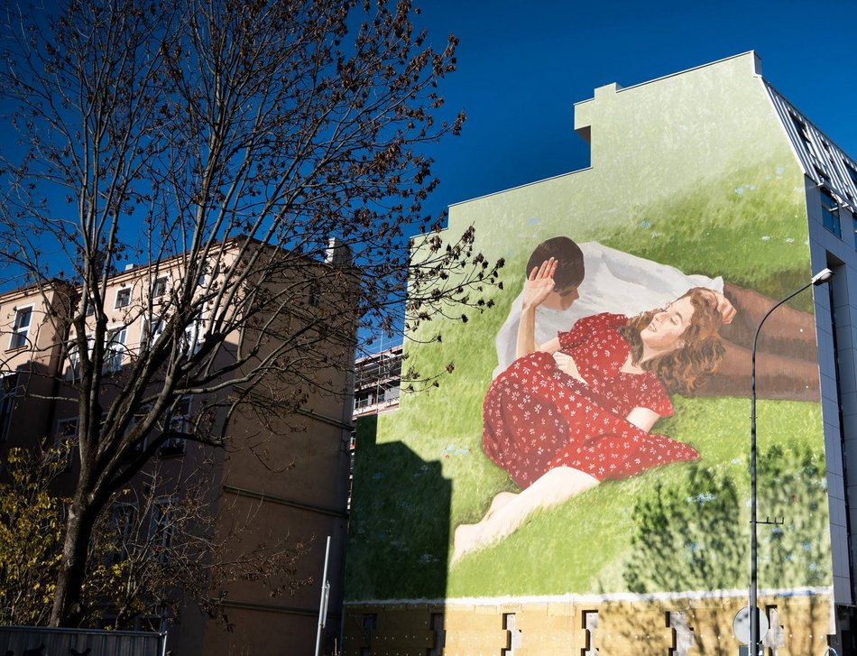 Łodzi. Pusty narożnik znika z centrum Łodzi. Mural na apartamentowcu już cieszy oczy łodzian