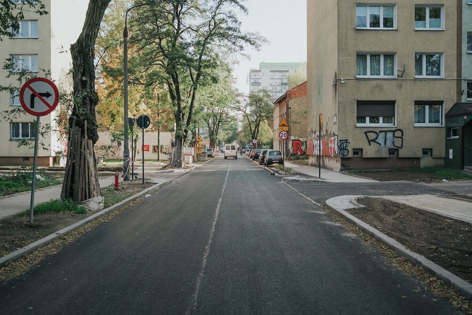 Łódź. Remont Odyńca w Łodzi na finiszu. Nowa jezdnia, chodniki i miejsca parkingowe
