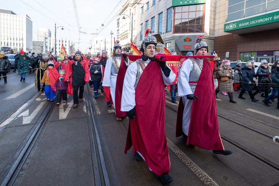Łódź. Orszak Trzech Króli przeszedł ulicami Łodzi. Radosny pochód przyciągnął tłumy