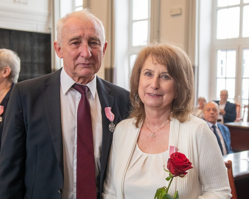 Łódź. Medale za długoletnie pożycia małżeńskie. Rekordziści są razem ponad 60 lat!