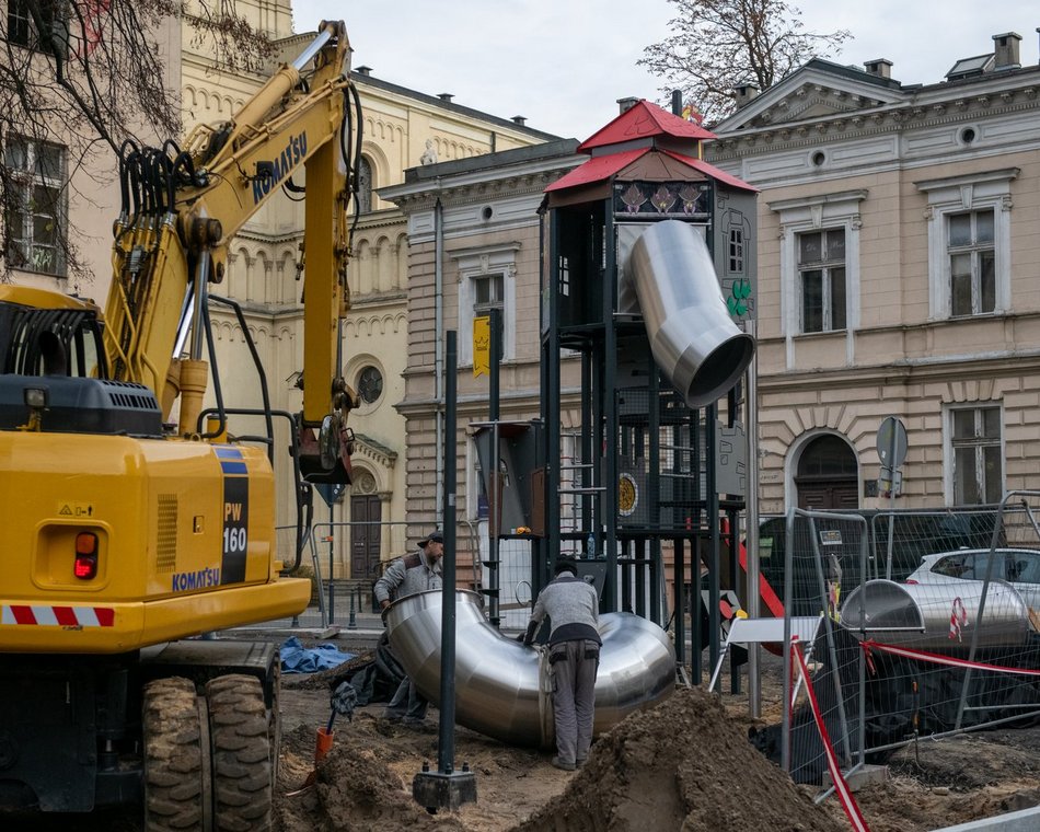 Nowy plac zabaw w centrum Łodzi przy Skwerze Wiedźmina