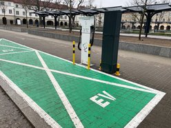 Stary Rynek po remoncie - stacja do ładowania elektryków