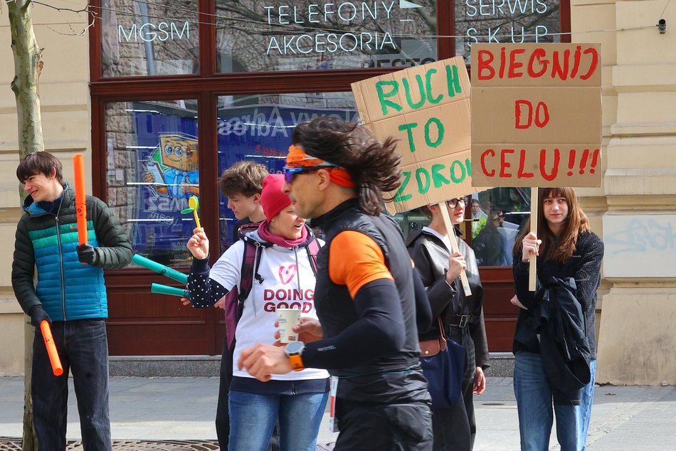 Łódź. Strefa kibica na DOZ Maraton Łódź 2026. Jak Łodzianie dopingowali biegaczy?