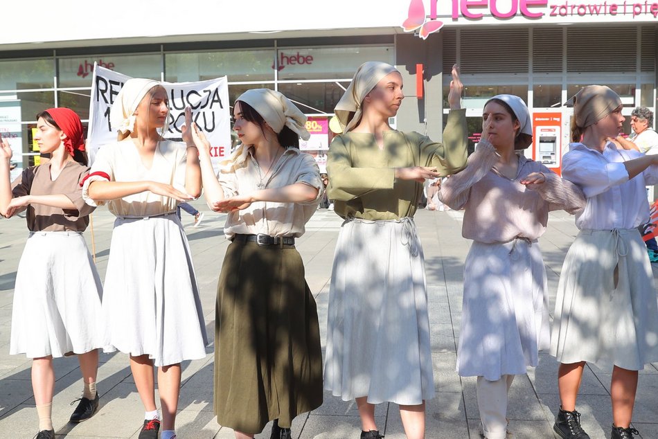 Marsz robotników podczas festiwalu REwolucja w Łodzi. Inscenizacja aktorów Teatru Chorea