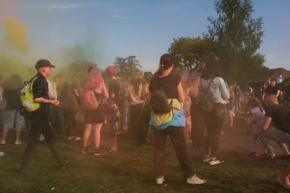 Łódź. Festiwal kolorów na Stawach Jana w Łodzi. Tłumy wzięły udział w bitwie na kolorowy proszek!