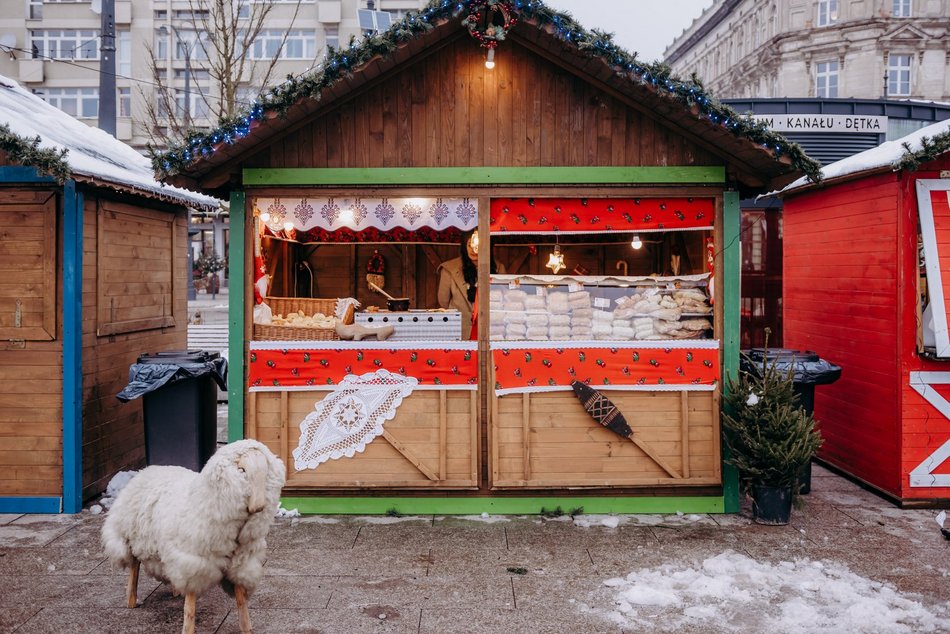 Łódź. Jarmark Bożonarodzeniowy na placu Wolności w Łodzi stoiska, kramy