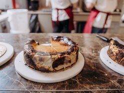 Nowa kawiarnia w Łodzi. Mama sernik i kruszonka to królestwo serników baskijskich