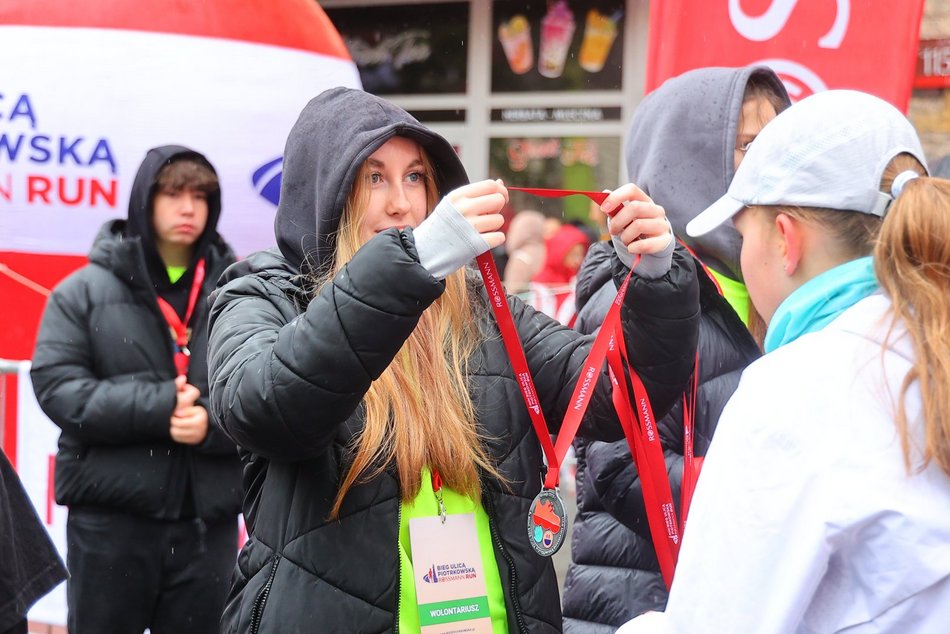 Mini Bieg Ulicą Piotrkowską w Łodzi w deszczu. To nie zepsuło jednak imprezy