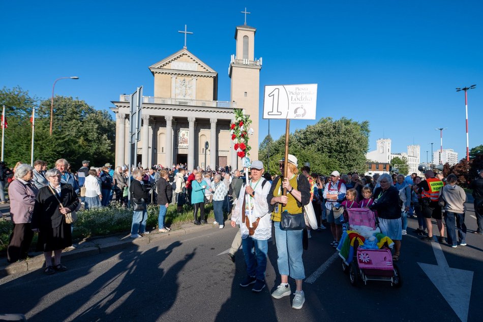 Łódź. Ruszyła 100. Piesza Pielgrzymka Łódzka na Jasną Górę. Maszeruje ponad 200 pątników!