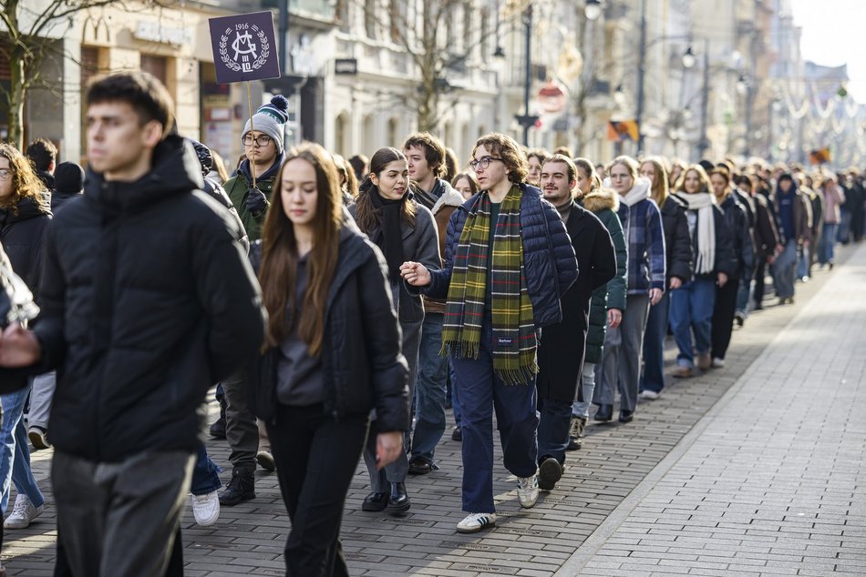 Łódź. Polonez dla Łodzi. Tłumy maturzystów zatańczyły na Piotrkowskiej. Razem z nimi łodzianie!