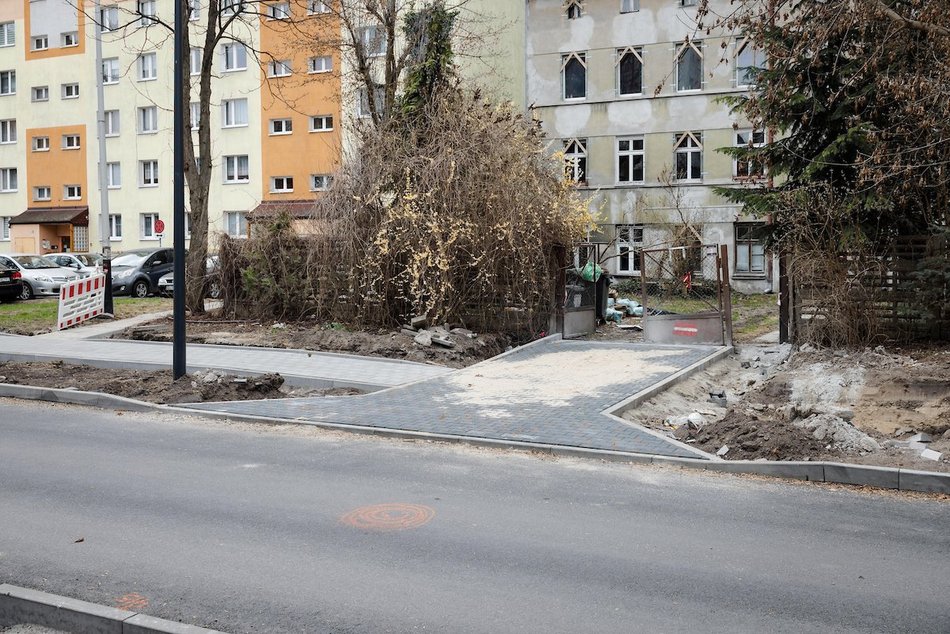 Łódź. Nowa jezdnia i chodniki na Ozorkowskiej w Łodzi. Zobacz postęp prac na Zarzewie!