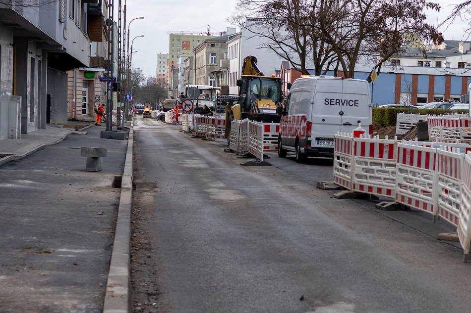 Łódź. Remont Przędzalnianej w Łodzi. Nowe parkingi, jezdnia i chodniki już po Wielkanocy