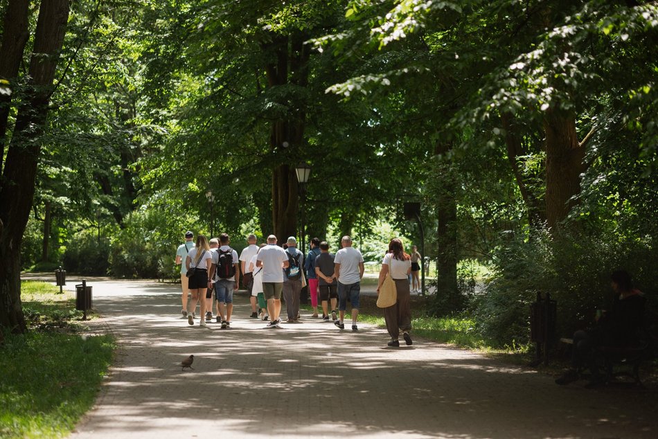 Łódź. Spacerowicze na Księżym Młynie i w Parku Źródliska w Łodzi. Recepta na udany weekend