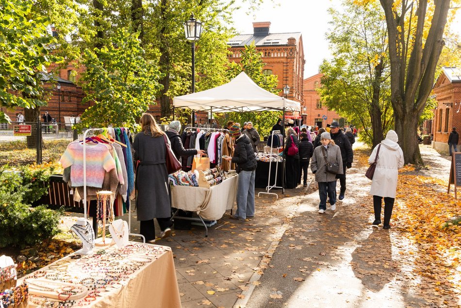 Łódź. Targ Staroci na Księżym Młynie w Łodzi. Rękodzieła, biżuteria, winyle i wiele więcej