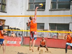 siatkarze plażowi na boisku