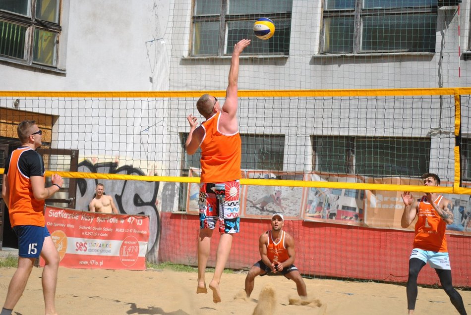 siatkarze plażowi na boisku