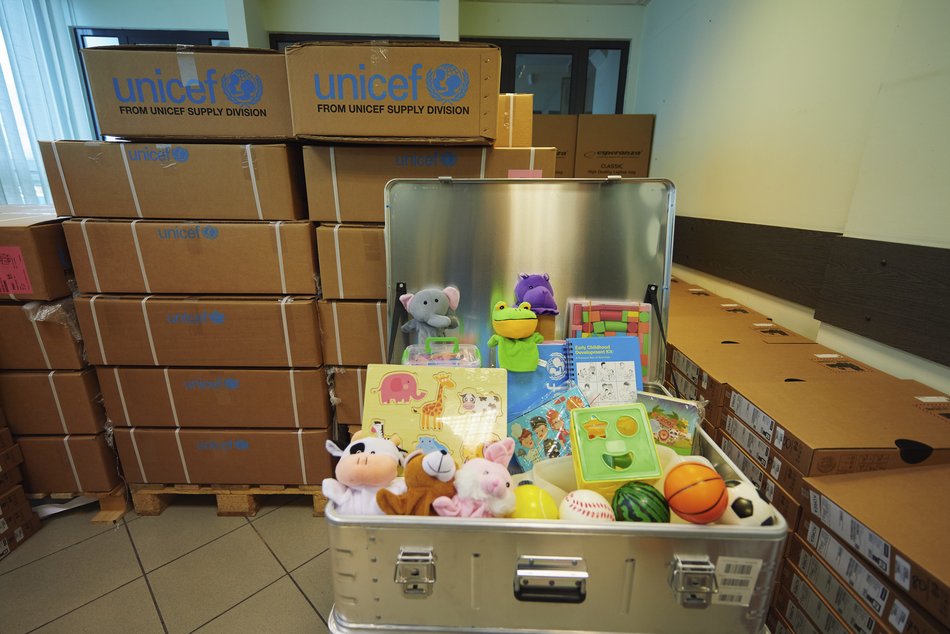 300 ноутбуків і валіз, наповнених іграшками, для шкіл і дитсадків у Лодзі. Це подарунки від ЮНІСЕФ