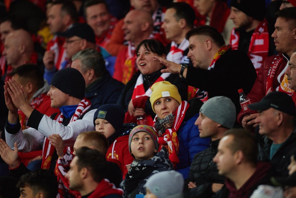 zdjęcia kibiców na trybunach