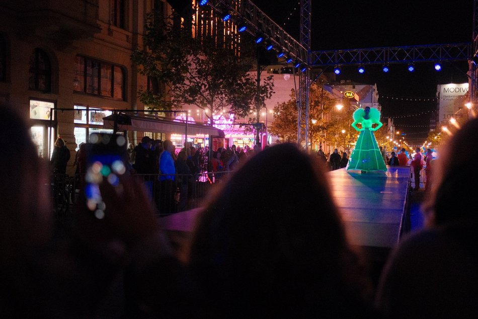 Pokaz mody święcący w ciemności. Fluorescencyjne stroje na Light Move Festival 2025 Łódź