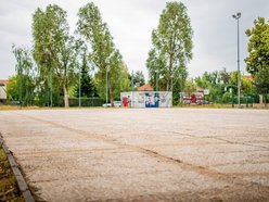 Łódź. Trwa remont orlika przy Kuźnickiej w Łodzi. Będzie nowa nawierzchnia, siatki i plac zabaw