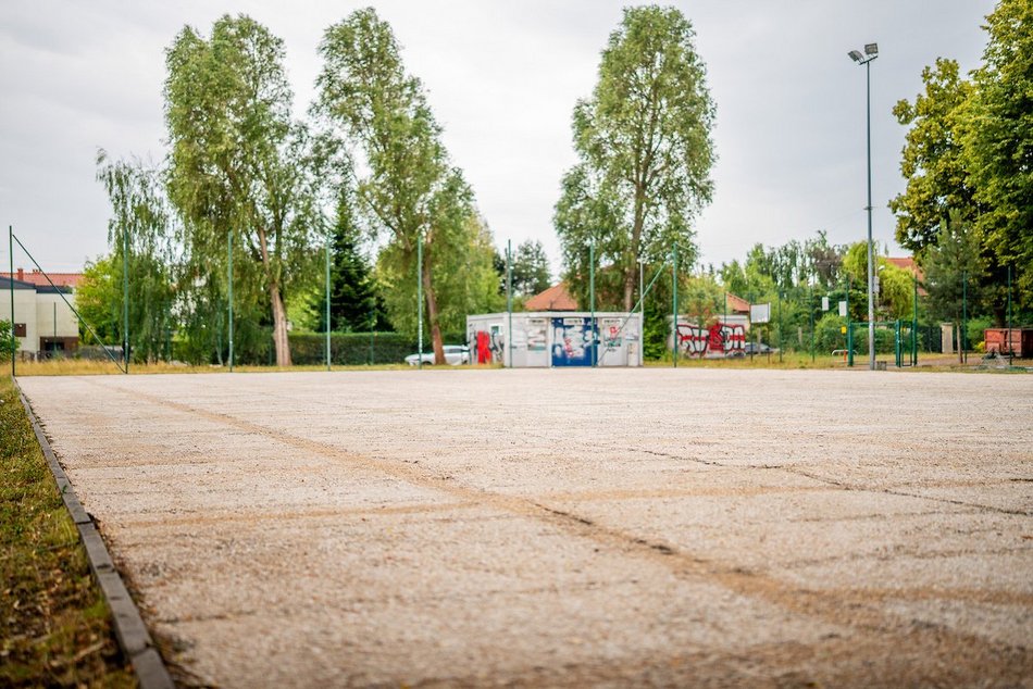 Łódź. Trwa remont orlika przy Kuźnickiej w Łodzi. Będzie nowa nawierzchnia, siatki i plac zabaw