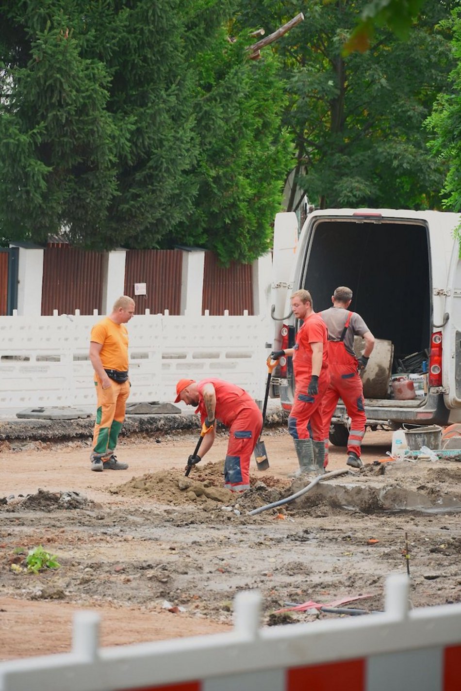 Łódź. Remont Źródłowej. Jest już nowy chodnik. Czas na parkingi i przystanki MPK Łódź