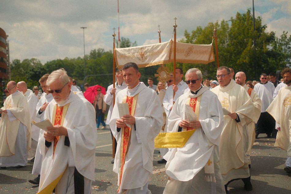 Łódź. Boże Ciało w Łodzi. Ulicami miasta przeszła procesja z kościoła M.B. Zwycięskiej