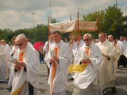 Łódź. Boże Ciało w Łodzi. Ulicami miasta przeszła procesja z kościoła M.B. Zwycięskiej