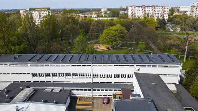 Ekologiczne liceum w Łodzi. IX LO ma fotowoltaikę, perlatory i inne ekorozwiązania [ZDJĘCIA]