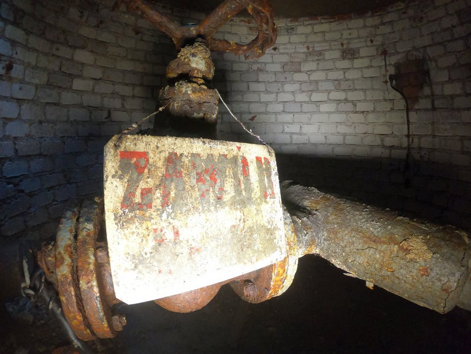 Nieczynna pofabryczna studnia głębinowa.