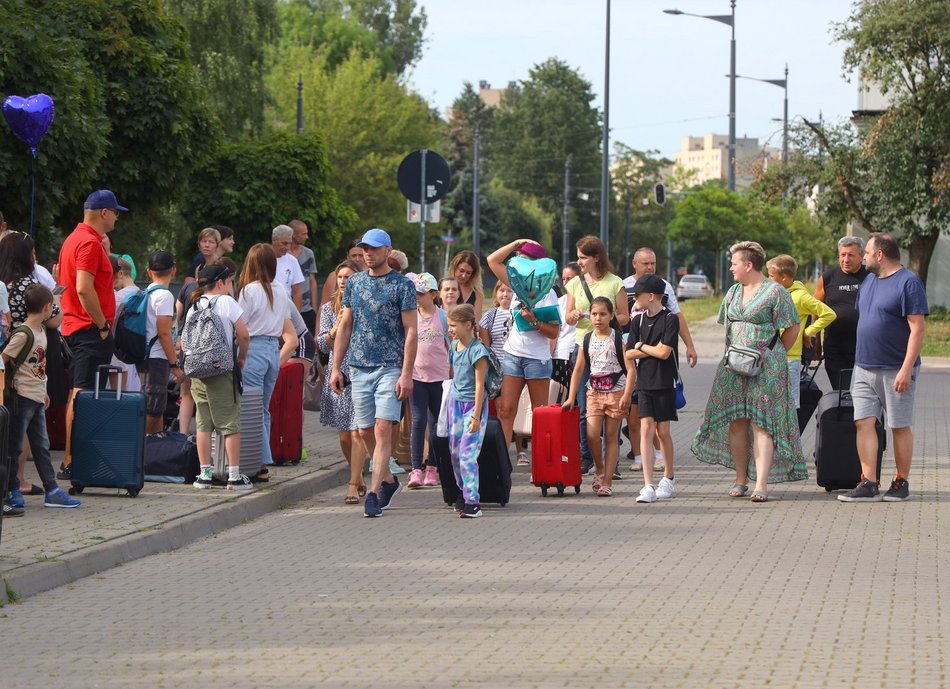 Rodzice żegnają dzieci przed wyjazdem na kolonie miejskie w Łodzi