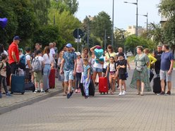 Rodzice żegnają dzieci przed wyjazdem na kolonie miejskie w Łodzi