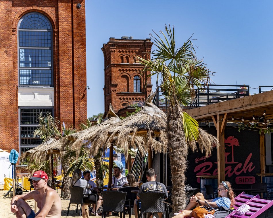 ludzie w centrum miasta