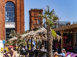 ludzie w centrum miasta