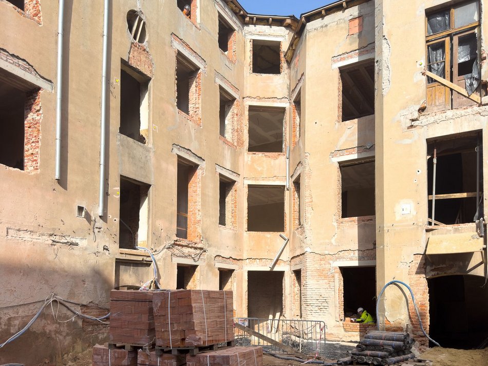 Łódź. Wielka rewitalizacja kamienicy przy Kilińskiego w Łodzi. Skuli ściany do gołej cegły!
