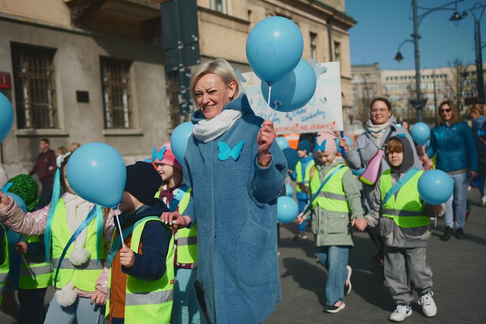 Łódź. Światowy Dzień Autyzmu. Przedszkolaki przemaszerowały Piotrkowską!